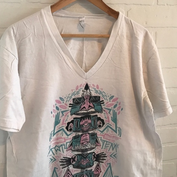 Society6 Women’s Graphic tee Totem Native White Pastel Pink Aqua L - Picture 1 of 4